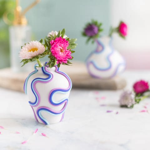 Nach dem Aushärten ist die Vase fertig und kann dekoriert werden. (Foto: Lisa Tihanyi)