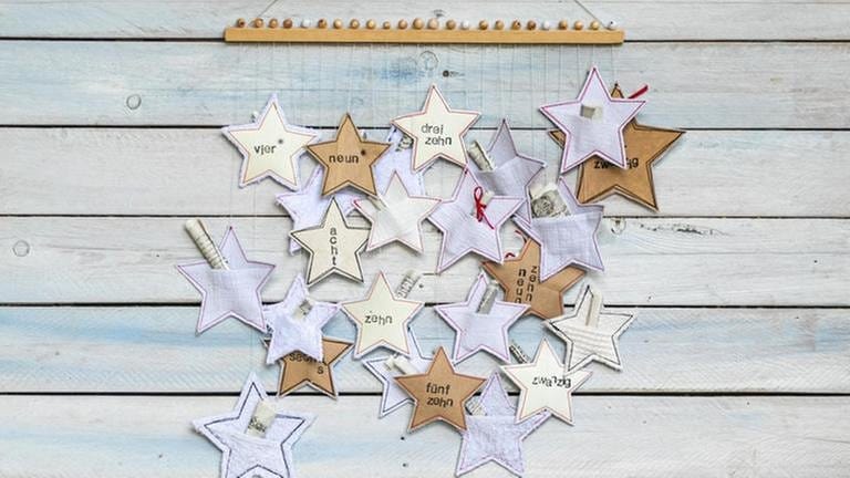 und 24 Sterne als Adventskalender arrangieren. (Foto: Privat - Franziska Lange)