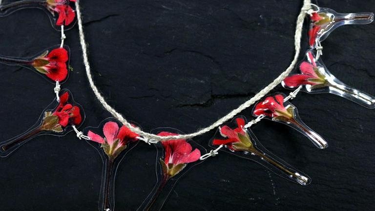 Halskette mit Knüpftechnik und Blüten (Foto: SWR, SWR -)