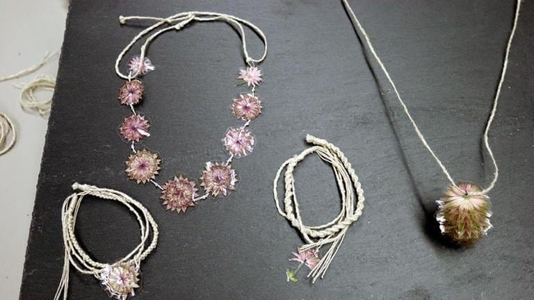 Halskette mit Knüpftechnik und Blüten (Foto: SWR, SWR -)