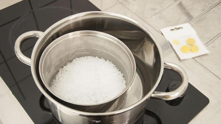 Das gewählte Wachsgranulat in den Blechtopf oder eine Dose füllen und in einem mit Wasser gefüllten Kochtopf langsam erhitzen. (Foto: SWR, Privat - Martina Lammel)