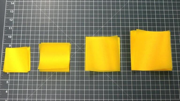 Papier in 4 unterschiedlich große Quadrate jeweils 4 Mal zurechtschneiden (z.B. 11cm,  9,5 cm,  8 cm,  6,5 cm). (Foto: SWR, SWR -)