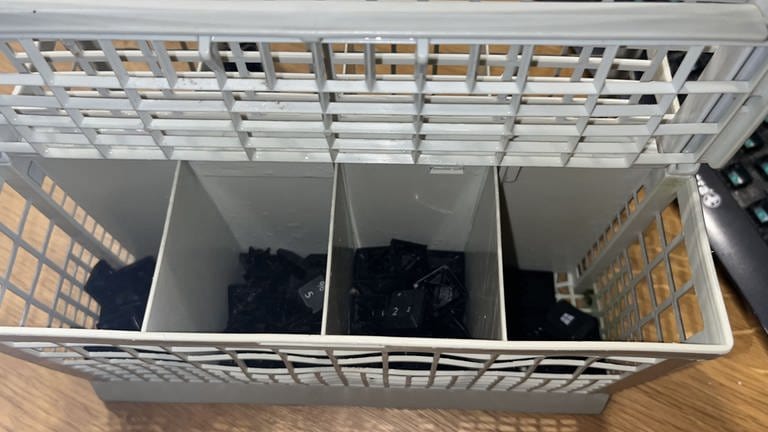 Die Tasten können nun in den Besteckkorb der Spülmaschine gegeben werden und bei geschlossenem Besteckkorbdeckel bei einem 50-60°C Spülprogramm mit gespült werden. (Foto: Andreas Frisch)