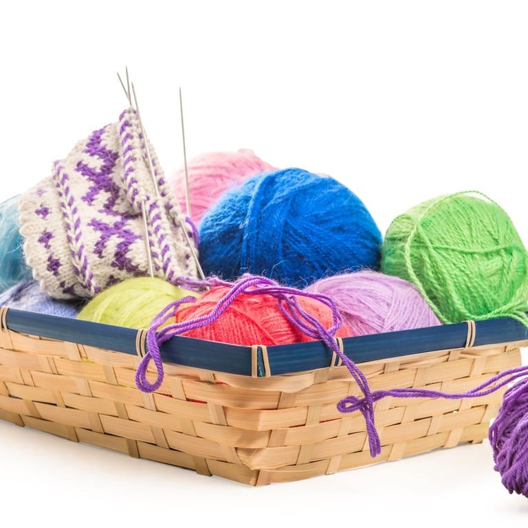 Korb mit Wolle und Nadelspiel (Foto: Colourbox)