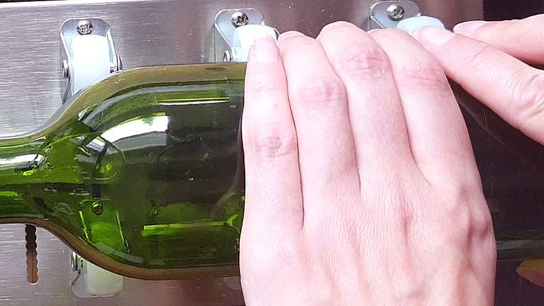 Die Weinflasche so auf das Glasschneidegerät auflegen