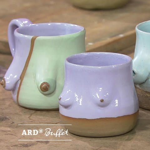 Vier Tassen aus Keramik in Form von Frauenkörpern von Künstlerin Isabelle Bapté (Foto: SWR)