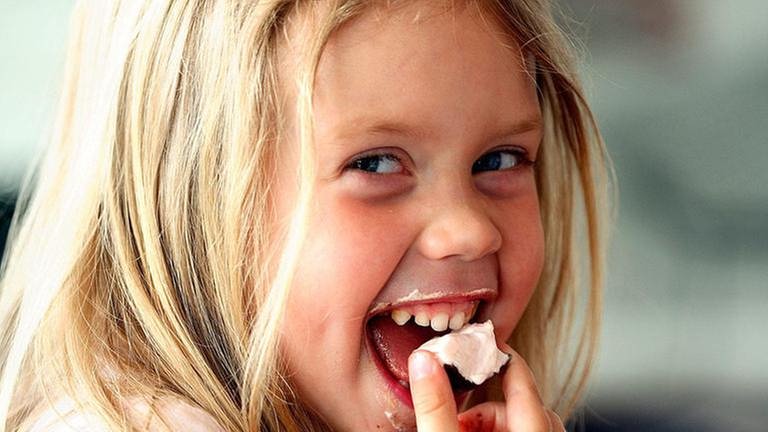 Mädchen lacht beim Essen (Foto: Colourbox, Foto: Colourbox.de -)