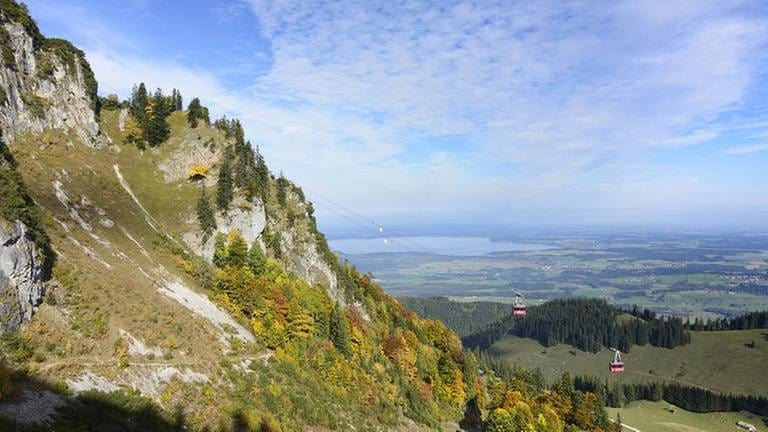 Berg Hochfelln mit Blick auf Seilbahn und Chiemsee. (Foto: IMAGO, Imago/Volker Preusser -)