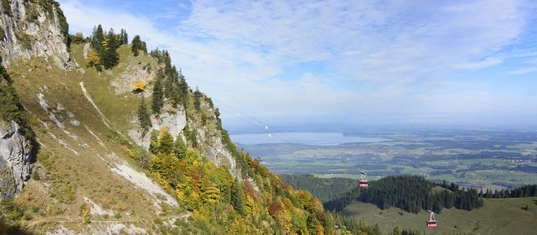 Berg Hochfelln mit Blick auf Seilbahn und Chiemsee. (Foto: IMAGO, Imago/Volker Preusser -)