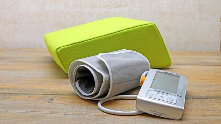 Blutdruckmessgerät und Kissen auf einem Tisch (Foto: SWR, SWR -)