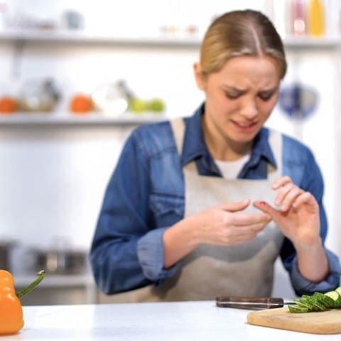 Frau hat sich beim Gemüseschneiden in der Küche in den Finger geschnitten (Foto: Colourbox, Foto: Colourbox.de -)