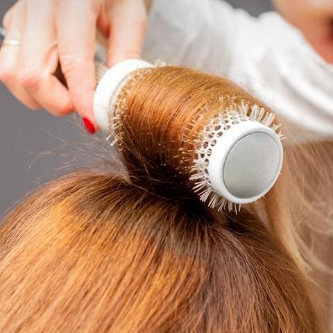 Haare werden beim Frisör mit einer Rundbürste gestylt (Foto: Colourbox, Foto: Colourbox.de -)