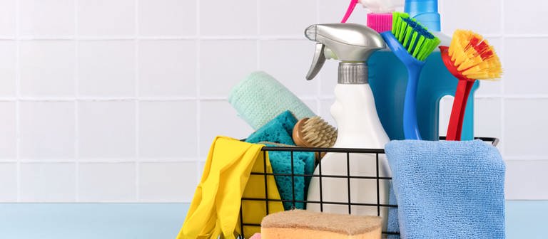 Reinigungsmittel vor gefliester Wand (Foto: Colourbox, Foto: Colourbox.de -)