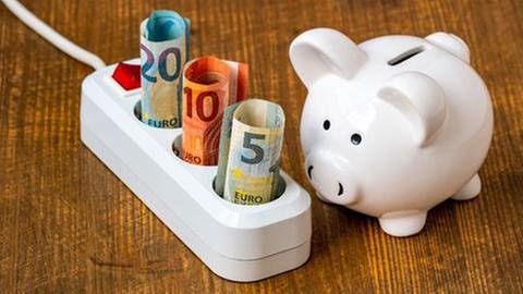 Mehrfachstecker mit Geld und Sparschwein (Foto: Colourbox, Foto: Colourbox.de -)