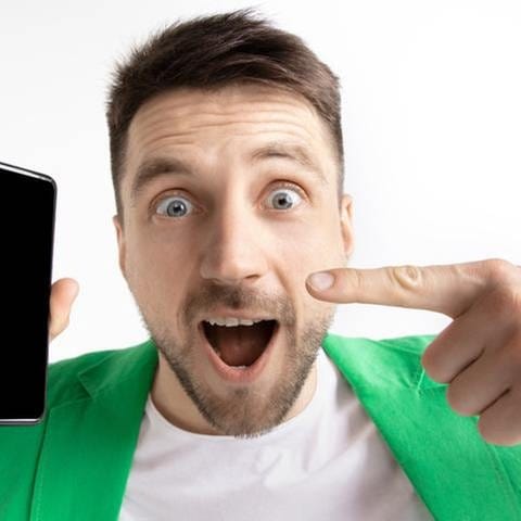 Mann zeigt auf Smartphone (Foto: Colourbox, Foto: Colourbox.de -)