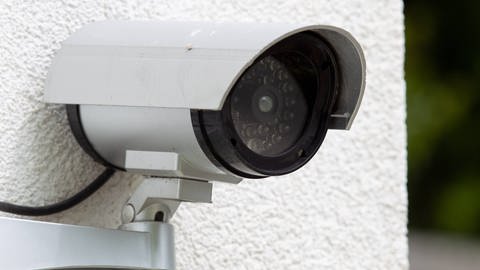 Attrappe einer Überwachungskamera (Foto: IMAGO, IMAGO / Michael Kristen)