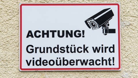 Schild: Achtung! Grundstück wird videoüberwacht (Foto: IMAGO, IMAGO / mhphoto)