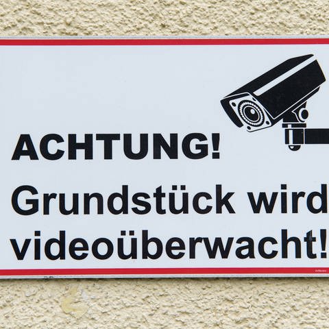 Schild: Achtung! Grundstück wird videoüberwacht (Foto: IMAGO, IMAGO / mhphoto)