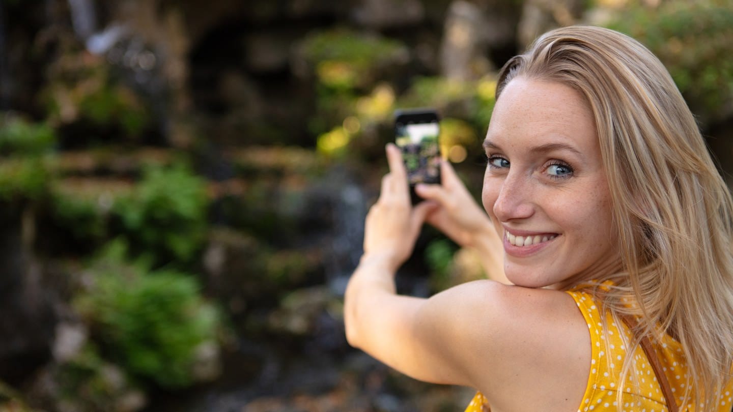 Frau fotografiert mit dem Smartphone (Foto: Colourbox)
