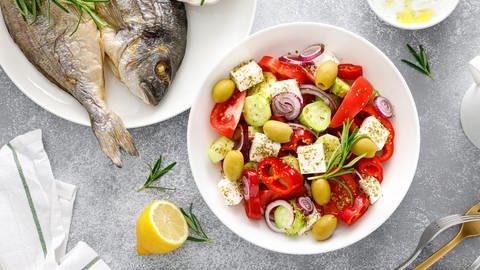 Fisch und Salat (Foto: Colourbox)