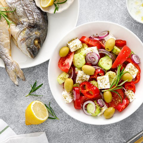 Fisch und Salat (Foto: Colourbox)