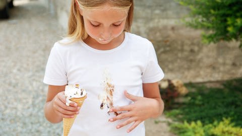 Mädchen isst Eis (Foto: Colourbox)