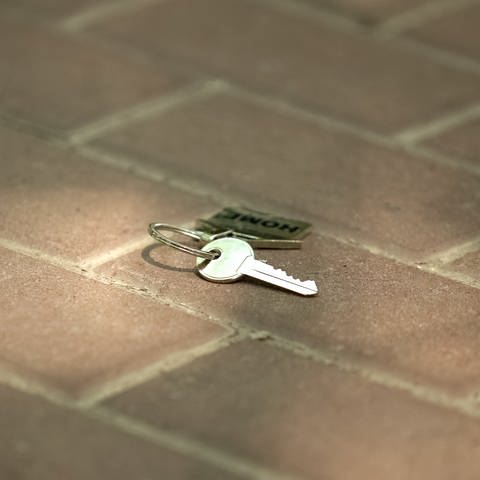 Schlüsselbund auf Straße (Foto: Colourbox)