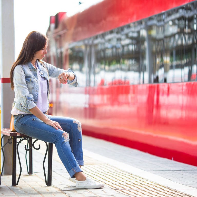 Frau wartet auf Zug (Foto: Colourbox)