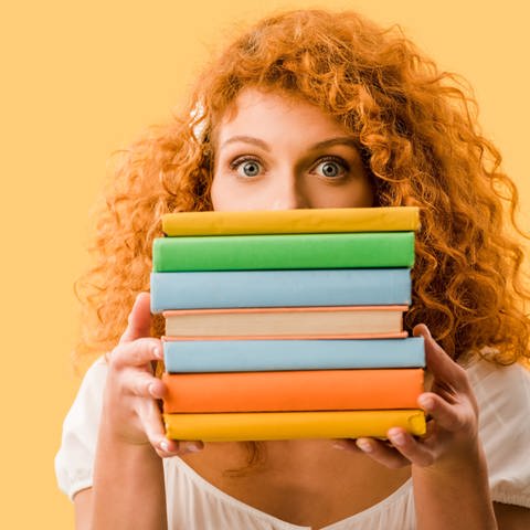 Frau mit Büchern (Foto: Colourbox)