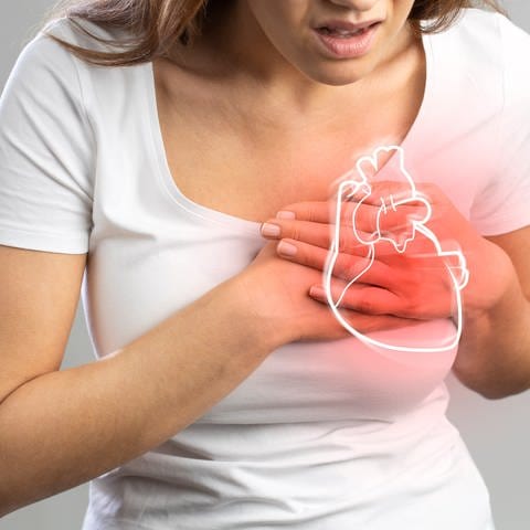 Frau greift sich ans Herz - plötzlicher Herztod ist eine Gefahr (Foto: Colourbox)