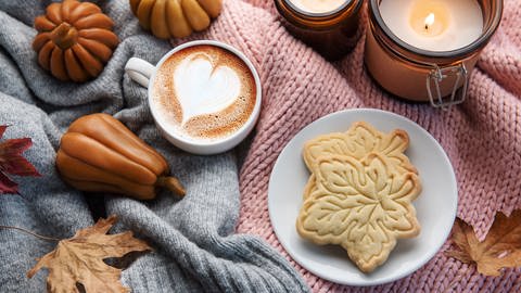 Herbstdeko, Kaffee und Kekse (Foto: Colourbox)