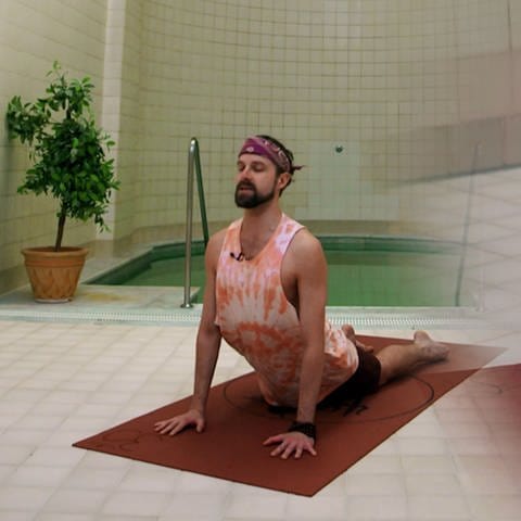 Andreas Walter zeigt Yoga-Übung Sonnengruß (Foto: SWR)
