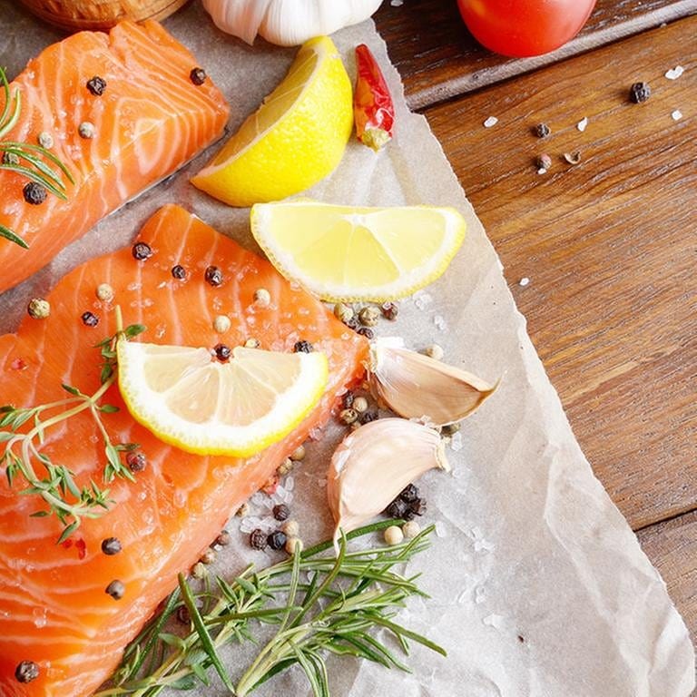 Lachs auf Backpapier (Foto: Getty Images, Thinkstock -)