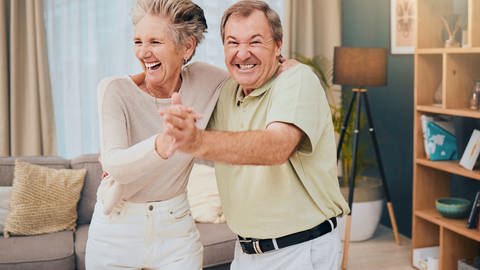 ein älteres Paar beim Tanzen und Lachen (Foto: Colourbox)
