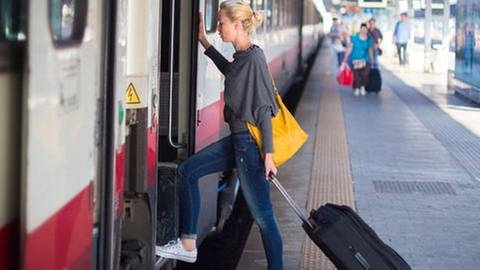 Frau steigt in einen Zug ein (Foto: Colourbox, Foto: Colourbox.de -)
