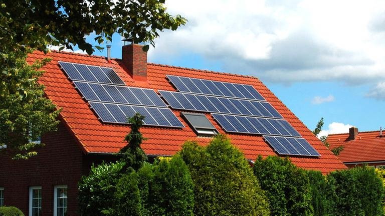 Solaranlagen auf dem Dach eines Hauses. (Foto: Getty Images, Thinkstock -)