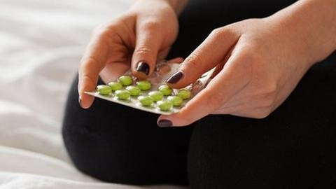 Eine Frau hält Tabletten in der Hand (Foto: Colourbox, Foto: Colourbox.de -)
