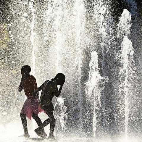 Kinder im einem großen Brunnen (Foto: Getty Images, Thinkstock -)