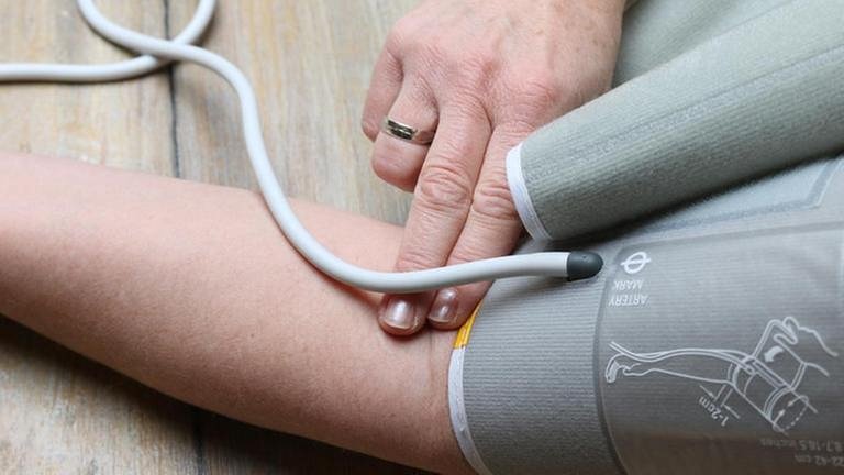 Manschette eines Blutdruckmessgeräts an einem Arm (Foto: SWR, SWR -)