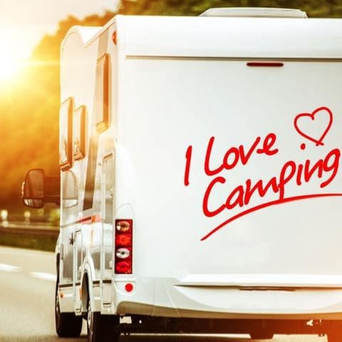 Wohnmobil mit Aufschrift "I love camping"