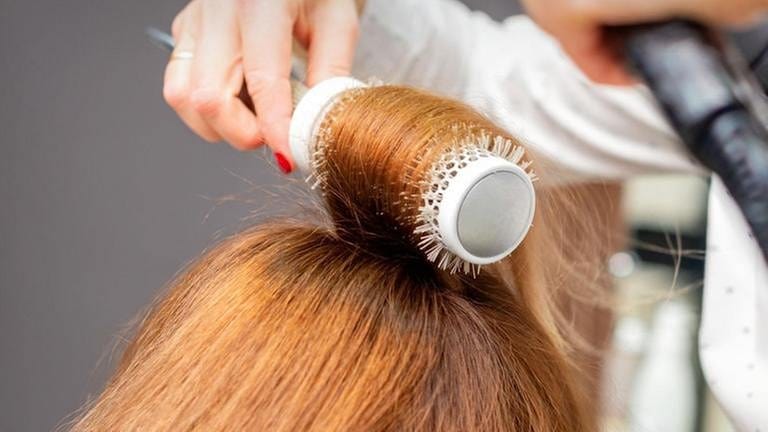 Haare werden beim Frisör mit einer Rundbürste gestylt (Foto: Colourbox, Foto: Colourbox.de -)