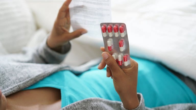 Frau mit Tabletten und Beipackzettel (Foto: Colourbox)