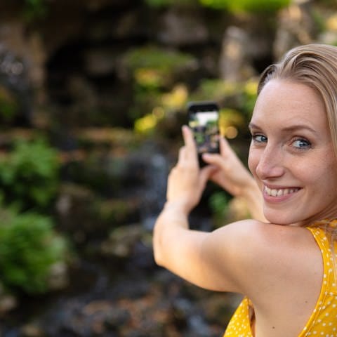 Frau fotografiert mit dem Smartphone