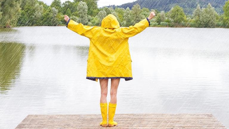 Frau steht am See und hat eine Regenjacke an (Foto: Colourbox, Colourbox -)