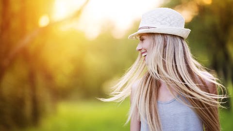 lachende Frau mit Sommer-Hut