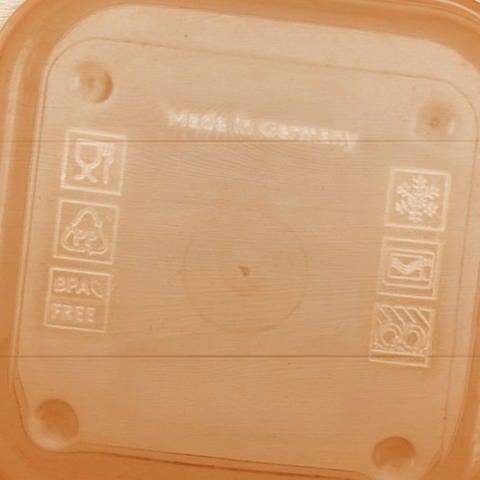 Deckel einer Kunststoffbox mit Symbolen