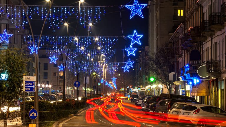 Weihnachtsbeleuchtung an einer Straße (Foto: Colourbox)