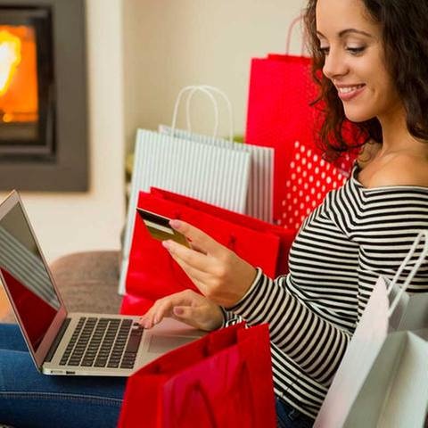 Frau mit Kreditkarte, Einkaufen und Laptop