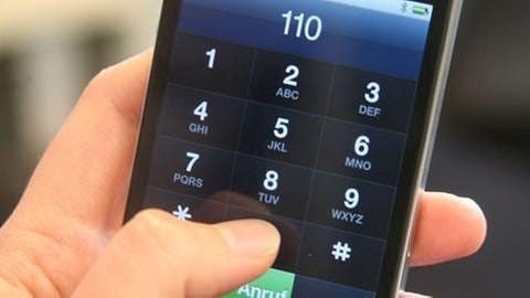 Ein Mann hat in Mainz 66 mal innerhalt einer Stunde den Notruf 110 gewähauf einem Smartphone tippt eine Hand die 110 ein (Foto: dpa Bildfunk, SWR, Picture Alliance)