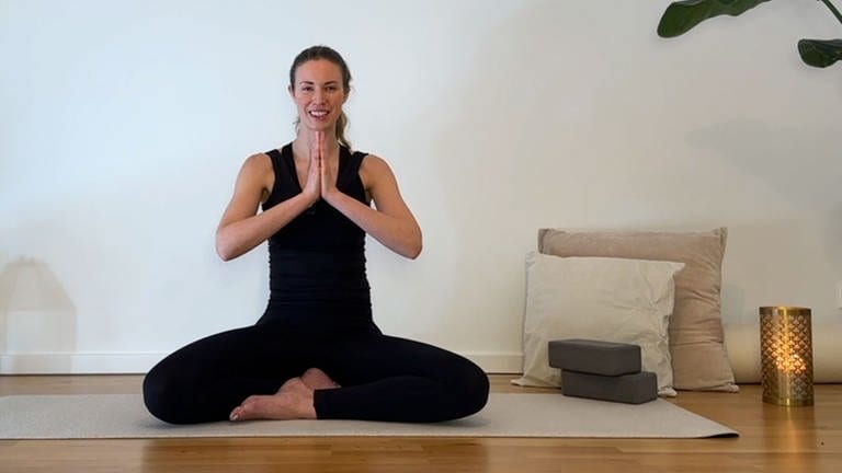 Tanja Arnold beim Yoga (Foto: SWR)